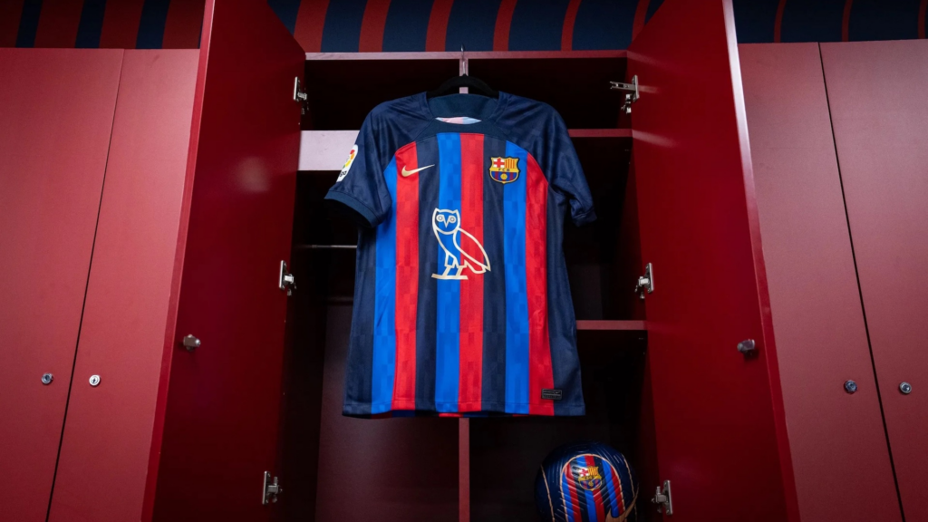 camiseta fc barcelona y drake patrocinio deportivo dinamico